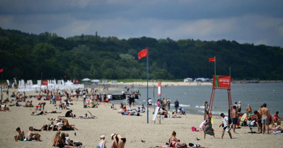 zdjęcie: Czerwone flagi na kąpieliskach z powodu sinic i wysokich fal / fot. PAP