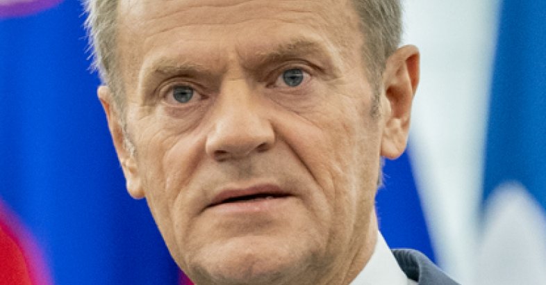 zdjęcie: Donald Tusk pomaga czy szkodzi? / By European Parliament from EU - Donald Tusk presents EU summit conclusions for last time, CC BY 2.0