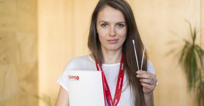 zdjęcie: Fundacja DKMS przekazała 110 000 pałeczek do diagnostyki koronawirusa!#DKMSprzekazujePałeczkę 25 marca 2020 / fot. nadesłane