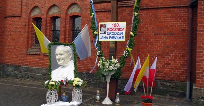 zdjęcie: Udekorowali swoje domy dla papieża / fot. nadesłane