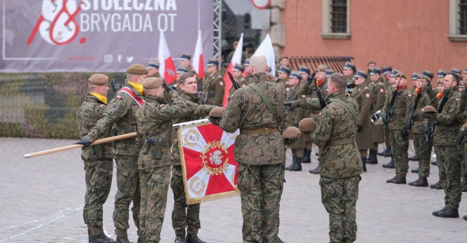 zdjęcie: Zasadniczym zadaniem żołnierzy WOT jest stanie na straży bezpieczeństwa naszej ojczyzny / fot. PAP