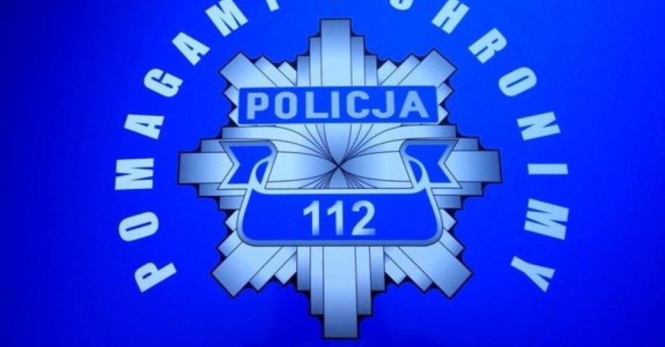 zdjęcie: Policjanci pomagali gasić pojazd / fot. KMP w Radomiu