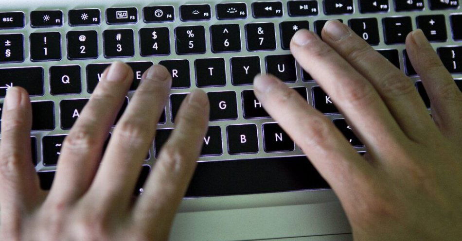 zdjęcie: Hakerzy zaatakowali magistrat w Wadowicach; mogli wykraść dane mieszkańców / Wrocław, 24.01.2012. Część polskich serwisów internetowych bierze 24 bm. udział w proteście przeciwko planom podpisania umowy ACTA. Biorące udział w akcji strony przez całą dobę wyświetlają banner protestacyjny. (soa) PAP/Maciej Kulczyński