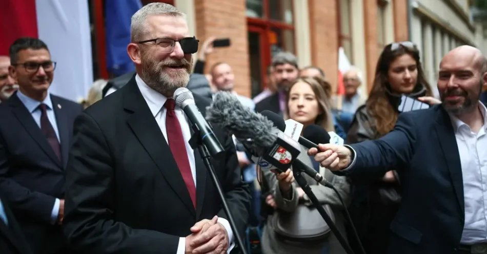 zdjęcie: Zarzut zaprzeczania zbrodniom dla Brauna; polityk nie przyznał się / Kraków, 25.08.2026. Lider Konfederacji Korony Polskiej, europoseł Grzegorz Braun (C) przemawia do uczestników pikiety pod hasłem „Murem za Braunem” przed siedzibą Instytutu Pamięci Narodowej w Krakowie, 25 bm. Grzegorz Braun został wezwany do krakowskiego oddziału IPN przez Oddziałową Komisję Ścigania Zbrodni przeciwko Narodowi Polskiemu w charakterze podejrzanego. (amb) PAP/Łukasz Gągulski