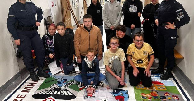 Policjantki uczą dzieci bezpiecznej drogi do szkoły w Szczecinie