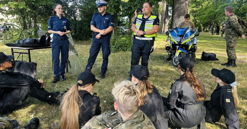 zdjęcie: Policjanci promowali bezpieczne zachowania i przestrzeganie przepisów ruchu drogowego. ROADPOL Safety Days – Żyj i ratuj życie / fot. KPP Ostrów Wielkopolski