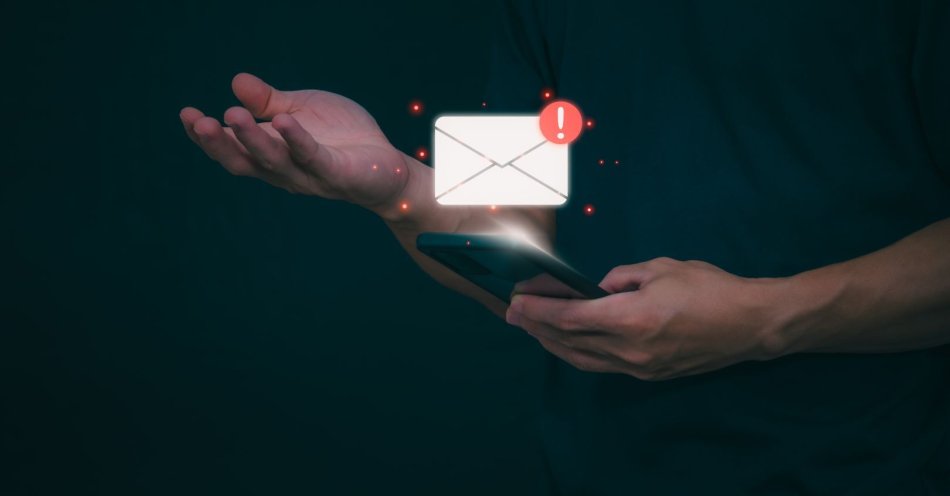 zdjęcie: Oszustwo przez SMS. Dopłata do przesyłki jako metoda wyłudzeń / v46770799