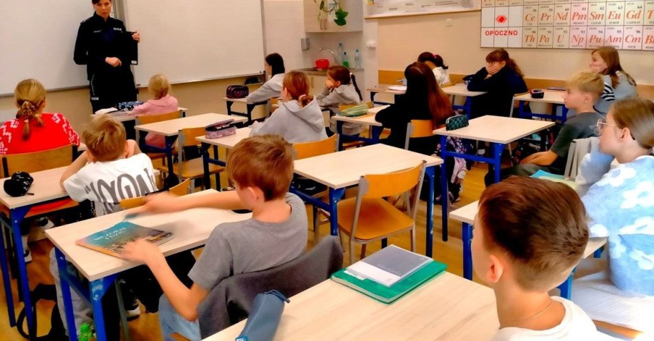 zdjęcie: Dzielnicowa uczy uczniów o przemocy i hejcie / fot. KPP w Rawie Mazowieckiej