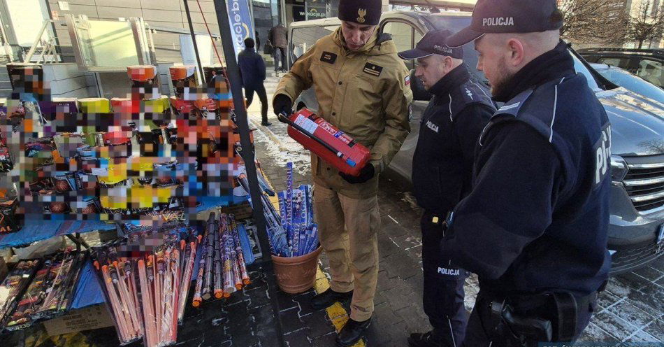 zdjęcie: Kontrole punktów sprzedaży fajerwerków we Włoszczowie / fot. KPP Włoszczowa