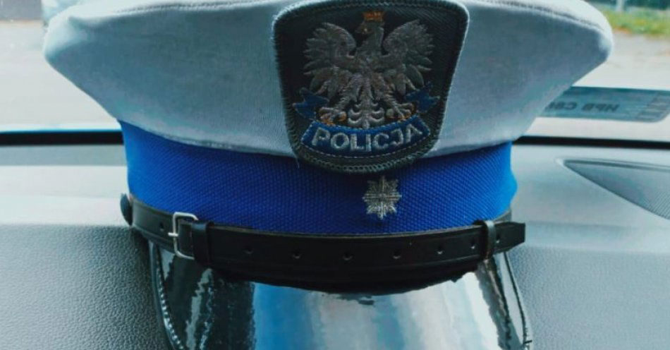 zdjęcie: Czujni policjanci wołowskiej drogówki jadąc na służbę zatrzymali poszukiwaną kobietę / fot. KPP w Wołowie