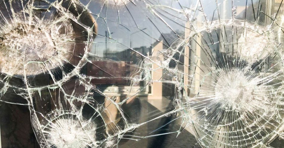 zdjęcie: Strzelali w okna szkoły z broni pneumatycznej / v13681143