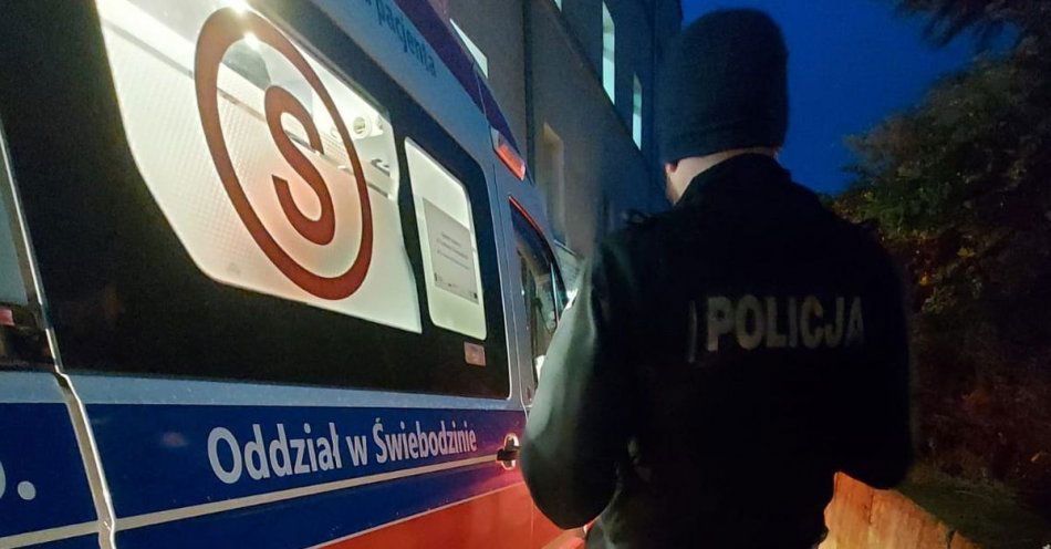 zdjęcie: Życie mężczyzny uratowane dzięki zaangażowaniu i determinacji policjantów / fot. KPP Świebodzin