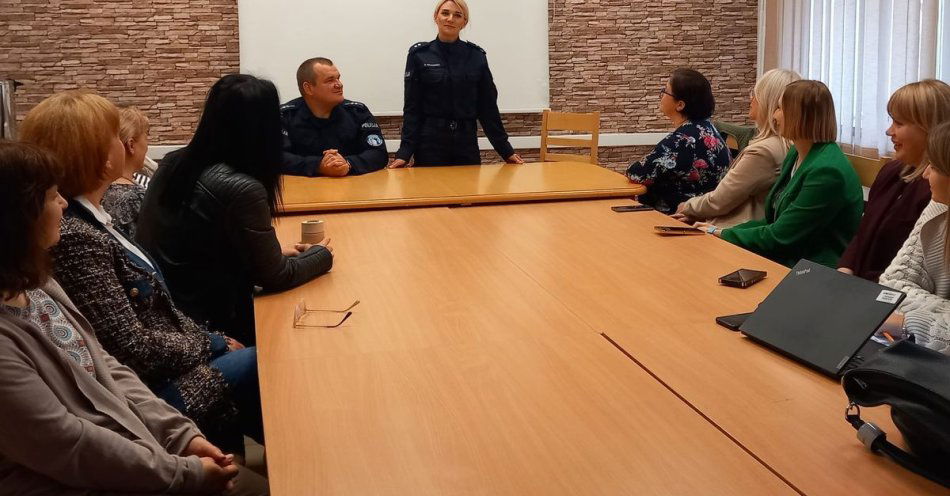 zdjęcie: Szkolimy urzędników w temacie bezpieczeństwa związanego z obsługą trudnego petenta / fot. KMP Chełm