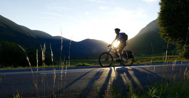 Policjant z Płocka przejedzie rowerem 1,4 tys. km z Brukseli do Warszawy - celem promocja krwiodawstwa