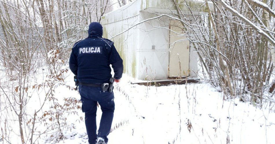 zdjęcie: Dzielnicowi sprawdzają pustostany i pomagają samotnym w Gorlicach / fot. KMP w Gorlicach