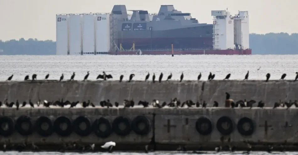 zdjęcie: Gdynia: rozpoczęło się wodowanie fregaty ORP „Wicher” / Gdynia, 13.08.2026. Wypłynięcie półzanurzalnej barki Boabarge 33 z fregatą ORP Wicher na pokładzie, na wodowanie na Zatoce Gdańskiej, 13 bm. z Portu Gdynia. ORP Wicher jest pierwszą z trzech wielozadaniowych fregat nowej generacji budowanych w ramach programu „Miecznik”. (mr) PAP/Andrzej Jackowski