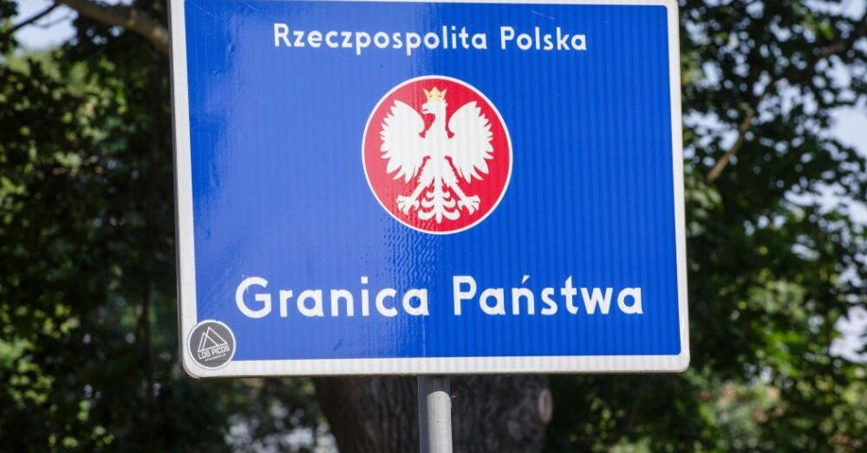 zdjęcie: Jeżeli mamy podejrzenia, że kontrolująca nas osoba nie jest funkcjonariuszem - wezwijmy patrol / fot. PAP