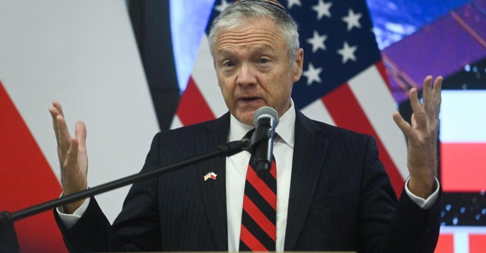 zdjęcie: Ambasador USA w Polsce przekazał życzenia świąteczne od prezydenta Trumpa / Warszawa, 04.12.2025. Ambasador Stanów Zjednoczonych w Polsce Thomas Rose podczas uroczystości podpisania przez stronę polską Memorandum of Understanding dotyczącego Wideband Global SATCOM (WGS), 4 bm. w siedzibie Agencji Rozpoznania Geoprzestrzennego i Usług Satelitarnych w Warszaie. Wideband Global SATCOM (WGS), to szerokopasmowy wojskowy system łączności satelitarnej zapewniający globalny, bezpieczny i odporny na zakłócenia dostęp do komunikacji dla Sił Zbrojnych RP. (pn/ibor) PAP/Piotr Nowak