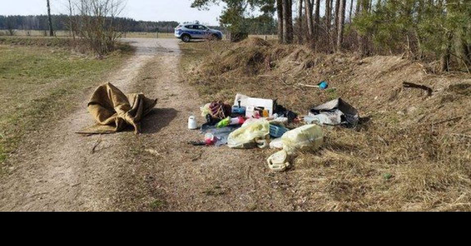 zdjęcie: Wyrzuciła odpady do lasu. Szybko została namierzona przez policjantów z Myszyńca / fot. KMP w Ostrołęce