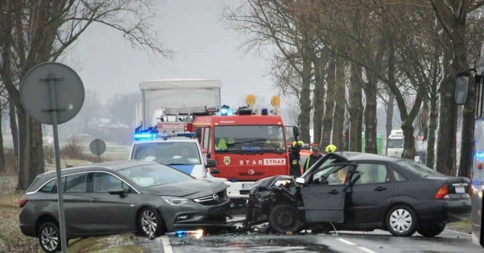 zdjęcie: Policjanci pracowali przy czołowym zderzeniu dwóch samochodów na DK 25 w pobliżu Ględowa / fot. KPP w Człuchowie