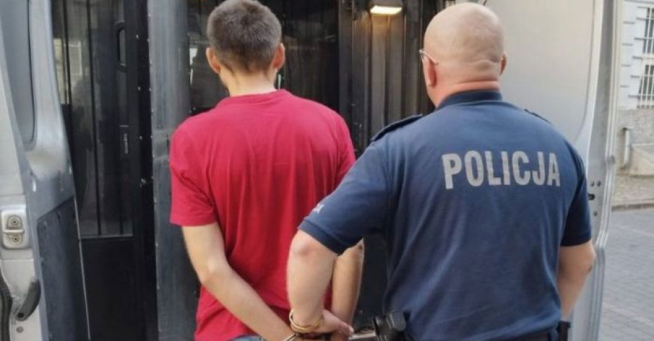 zdjęcie: Złodziej kosy spalinowej i nożyc nie uciekł za daleko. Ujął go mieszkaniec bloku i przekazał w ręce policjantów. / fot. KMP w Gdańsku