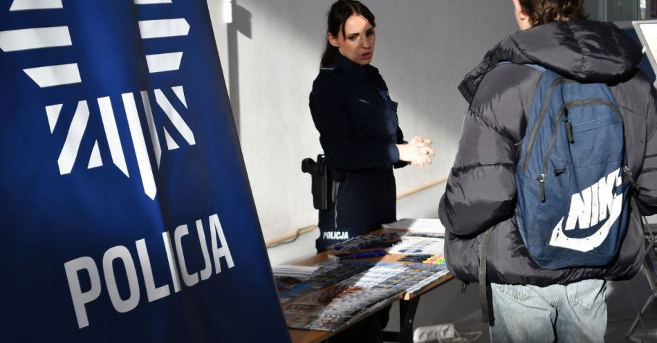 zdjęcie: EDU DAY w Szczecinku przyciągnął przyszłych kandydatów do policji / fot. KPP w Szczecinku
