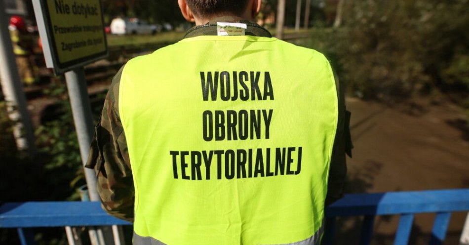 zdjęcie: WOT ze skróconym czasem gotowości do wsparcia samorządów w ewentualnym zwalczaniu skutków zjawisk pogodowych / Cieszyn, 15.09.2024. Dynamiczna sytuacja powodziowa. Żołnierze WOT monitorują sytuację na rzece Olza w Cieszynie, 15 bm. Niż genueński, który dotarł nad Polskę w czwartek 12 września, odpowiada za aktualne załamanie pogody i ulewne deszcze szczególnie na Dolnym Śląsku. (aldg) PAP/Michał Meissner