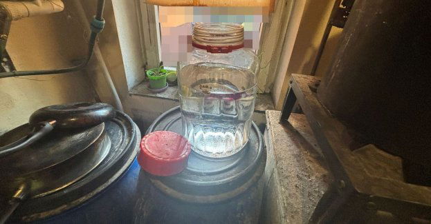 Przyszedł doręczyć korespondencję z prokuratury, ujawnił nielegalną produkcję alkoholu