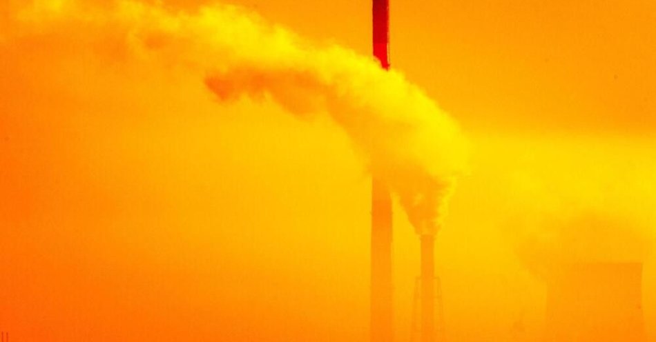zdjęcie: Spór o dyrektywę ETS2: PiS za anulowaniem, rząd za przesunięciem / Kraków, 17.11.2019. Wawel, smog i dymiące kominy elektrociepłowni w Łęgu w Krakowie podczas wchodu słońca. Widok z kopca Piłsudskiego, 17 bm. (łg/awol)
PAP/Łukasz Gągulski