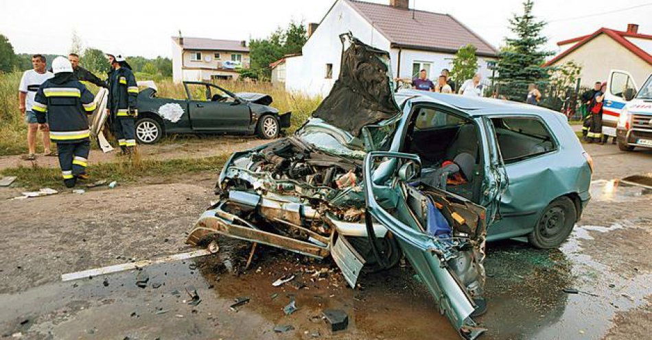 zdjęcie: Policjanci pracowali przy tragicznym wypadku drogowym pobliżu Wyczech / Milawek/CC BY-SA 4.0/https://creativecommons.org/licenses/by-sa/4.0/