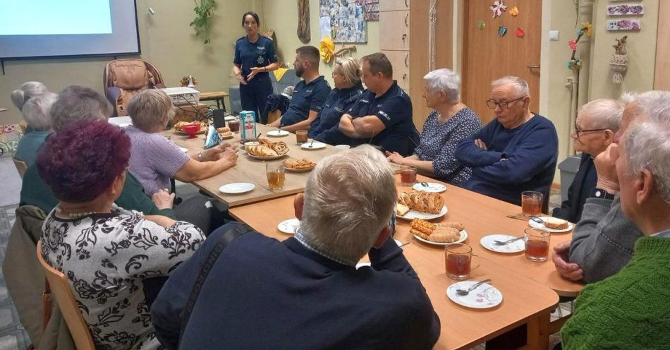 zdjęcie: Policjanci u seniorów w Osięcinach ( powiat radziejowski) / fot. KPP w Radziejowie