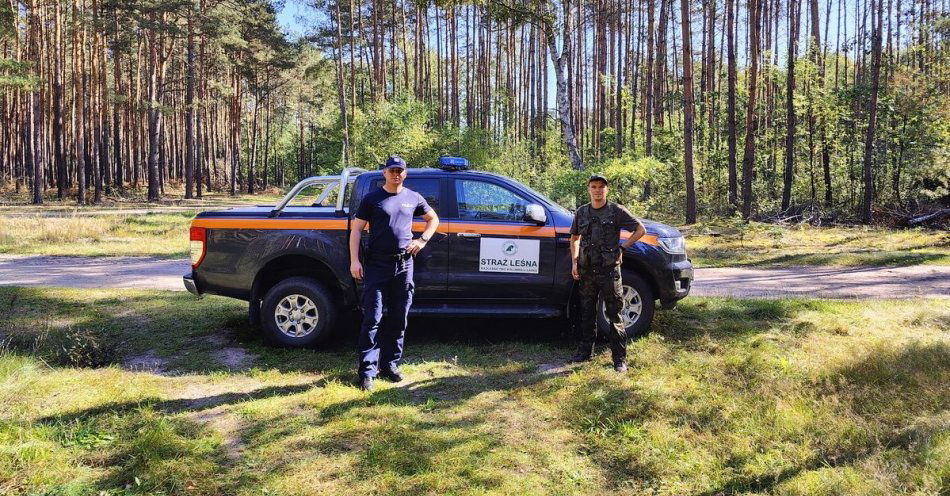 zdjęcie: Policjanci i strażnicy leśni wspólnie patrolowali lasy powiatu łaskiego / fot. KPP w Łasku