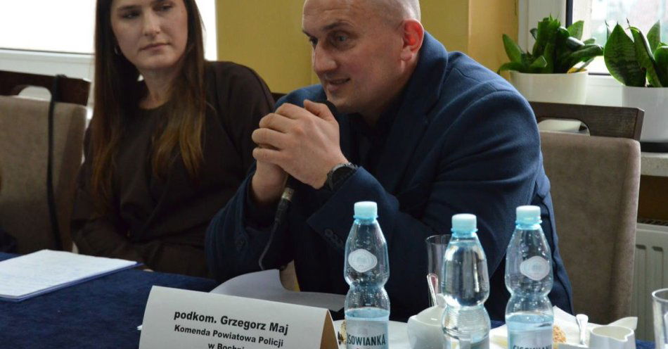 zdjęcie: Dzielnicowy rozmawiał z licealistami o rynku pracy i zagrożeniach / fot. KMP w Bochni