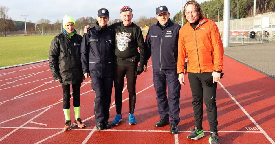 zdjęcie: Wspieraliśmy w wyzwaniu sportową legendę naszego regionu / fot. KPP w Bytowie