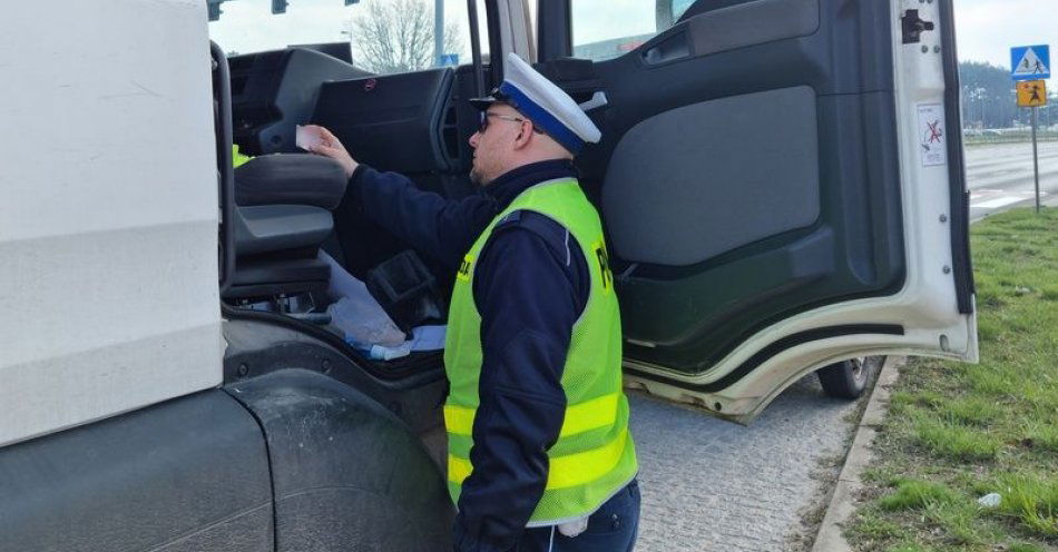 zdjęcie: „Na Drodze – Patrz i Słuchaj” – surowe konsekwencje dla kierowców rozmawiających przez telefon / fot. KMP w Lesznie