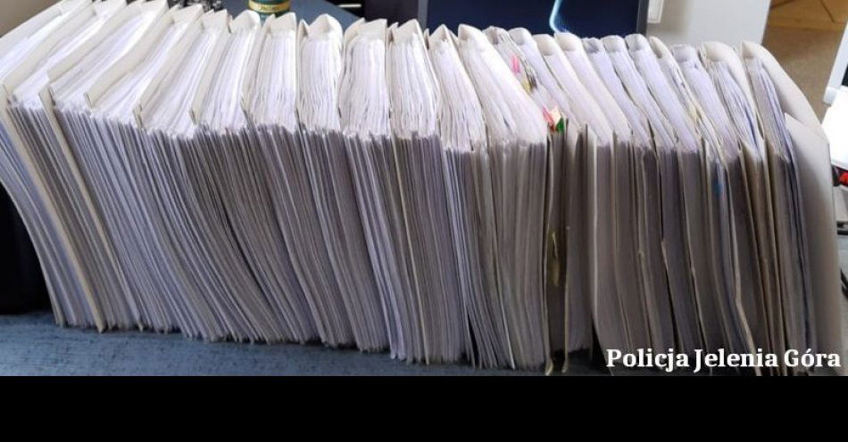 zdjęcie: Policjanci przedstawili 60 zarzutów parze, która podejrzana jest o serię oszustw na szkodę osób z całego kraju / fot. KMP w Jeleniej Górze