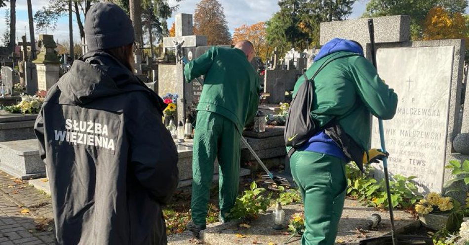 zdjęcie: Więźniowie sprzątają cmentarz / fot. nadesłane