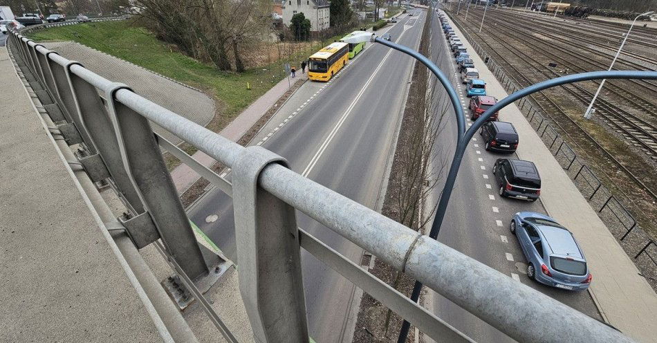 zdjęcie: Policjanci i świadkowie uratowali kobietę na wiadukcie w Wolsztynie / fot. KPP Wolsztyn wiadukt