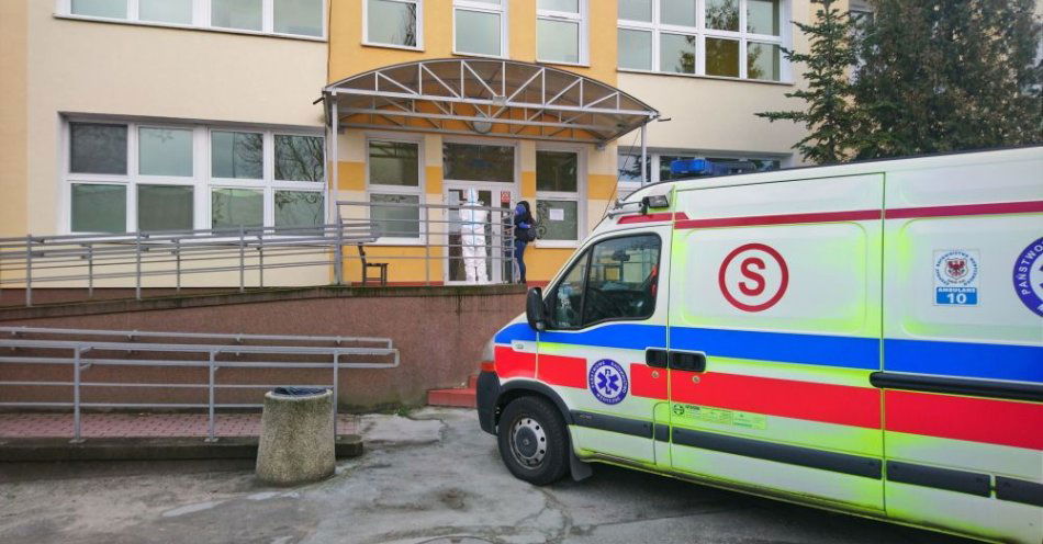 zdjęcie: Niektóre szpitale przesuwają planowane operacje / Zielona Góra, 04.03.2020. Oddział Chorób Zakaźnych Szpitala Uniwersyteckiego w Zielonej Górze, 4 bm. na którym przebywa pacjent, u którego potwierdzono zarażenie koronawirusem. Do placówki około południa trafiła również czteroosobowa rodzina z podejrzeniem koronawirusa. (kf) PAP/Lech Muszyński