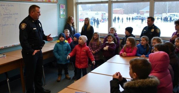 Policjanci uczą dzieci bezpiecznych ferii na lodowisku
