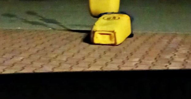 Pijany 30-latek demolował kosze na dworcu w Przysusze