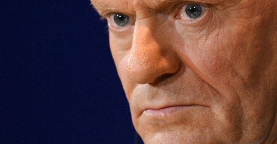 zdjęcie: Kondolencje premiera, prezydenta i ministrów po śmierci górników w kopalni Pniówek / Berlin, 01.12.2025. Premier Donald Tusk podczas konferencji prasowej po ceremonii przekazania zrabowanych w Polsce podczas wojny dóbr kultury, 1 bm. w siedzibie Urzędu Kanclerskiego w Berlinie. 73 dokumenty pergaminowe z XIII–XV w. ze zbiorów Archiwum Głównego Akt Dawnych w Warszawie oraz głowa św. Jakuba Starszego - fragment rzeźby z XIV w. z kościoła NMP na Zamku Wysokim w Malborku - wracają z Niemiec do Polski. W stolicy Niemiec rozpoczęły się 17. polsko-niemieckie konsultacje międzyrządowe, 