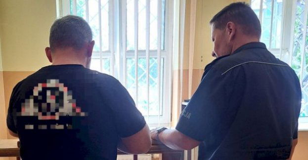 Kupił alkohol, a gdy odpalił silnik, by ruszyć do domu, zasnął za kierownicą.