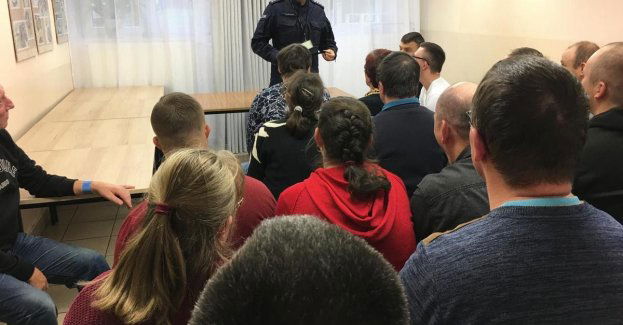 Policjant uczy uczestników WTZ jak unikać oszustw