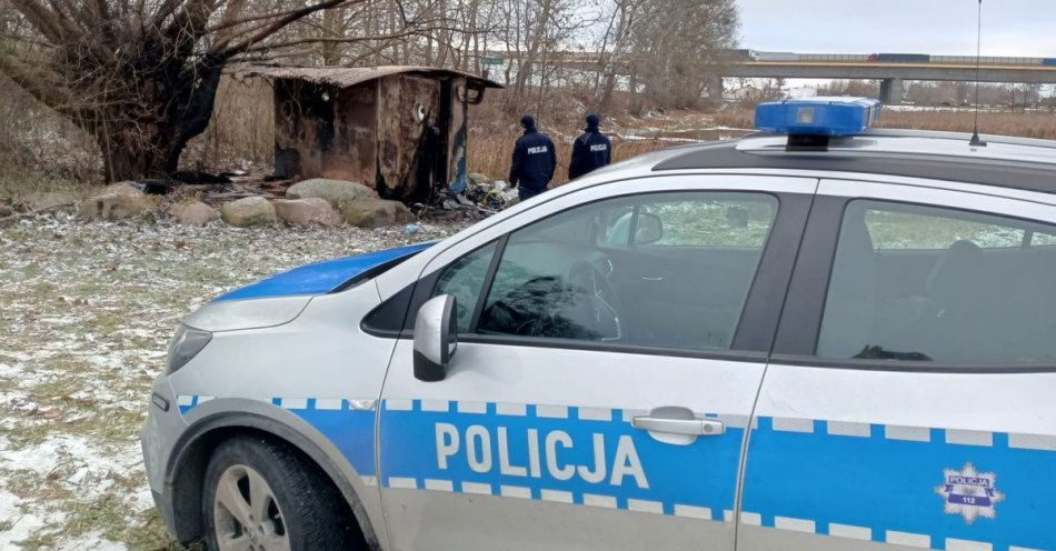 zdjęcie: Policjanci wyjaśniają przyczyny tragicznego pożaru / fot. KPP w Świeciu