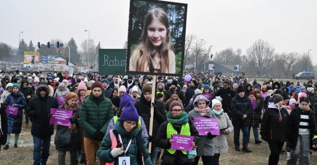 Tysiąc osób przeszło ulicami Jeleniej Góry w Marszu Ciszy upamiętniającym zabitą 11-latkę