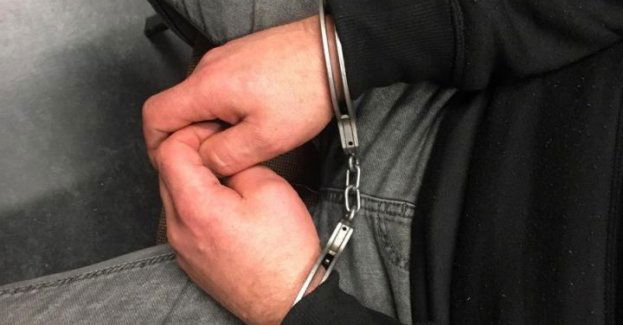 Włamywacz próbował się ukryć pod materiałami budowlanymi