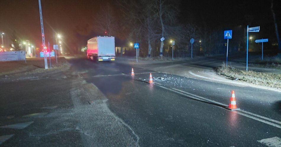 zdjęcie: W Ławach zderzenie ciężarówki z Renault jedna osoba w szpitalu / fot. KMP w Ostrołęce