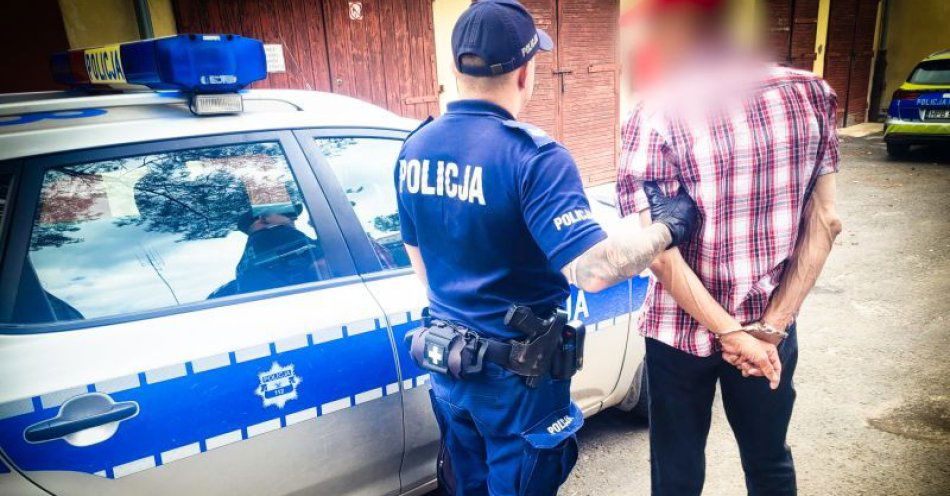 zdjęcie: Ukradł kartę, a potem zapłacił za alkohol - został zatrzymany przez kamiennogórskich dzielnicowych / fot. KPP w Kamiennej Górze