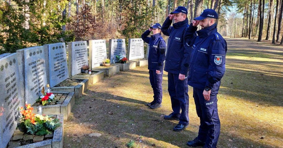 zdjęcie: Tucholscy funkcjonariusze pamiętają o poległych policjantach / fot. KPP w Tucholi